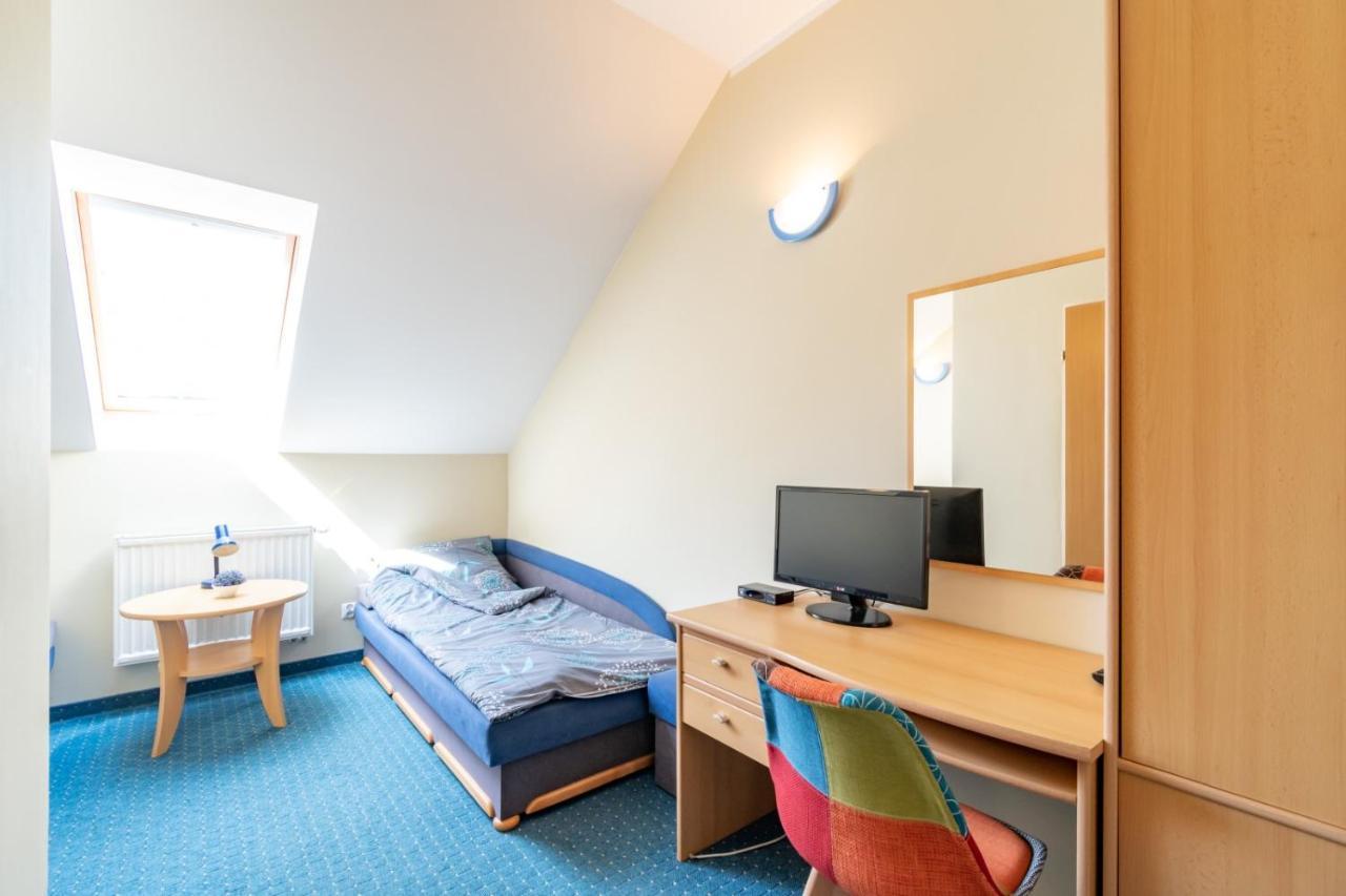 Pod Platanem Hotel รอวี ภายนอก รูปภาพ